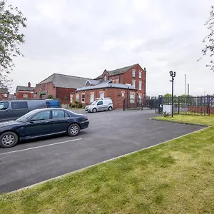 Apartment Spacious Close To City Centre With Secure Parking, Leeds (West Yorkshire)
